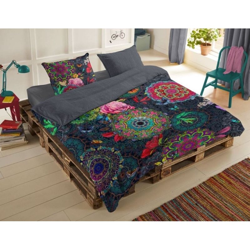 Bomuldssatin sengetøj Abbra med mandala, blomstermotiver og sommerfugle  fra MyTrendyHome.dk