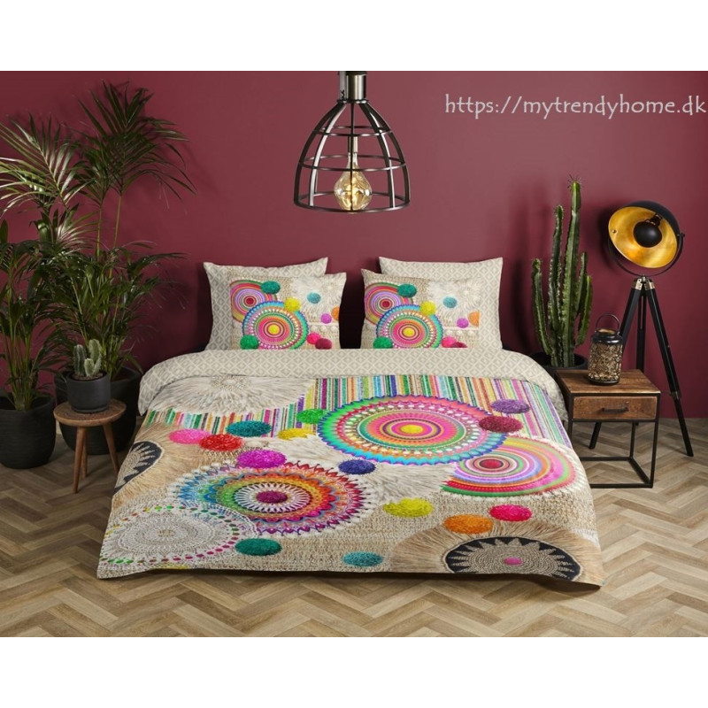 Bomuldssatin sengetøj Inessa med mandala ornament fra MytrendyHome.dk