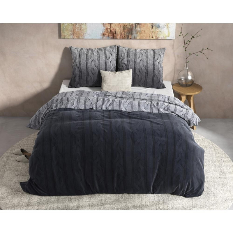 Flonel sengesæt Dante Anthracite med strik mønster fra MytrendyHome.dk