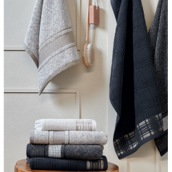Bomuldshåndklæde Grid med elegant ternet mønster fra MyTrendyHome.dk