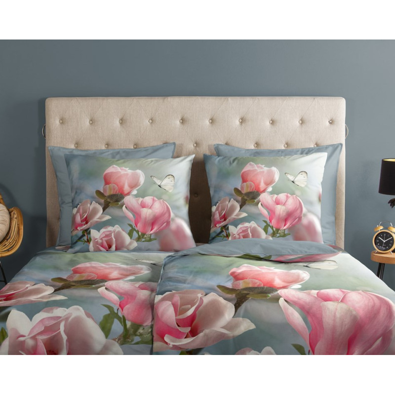Sengesæt Magnolia med blomster og sommerfugl fra MyTrendyHome.dk