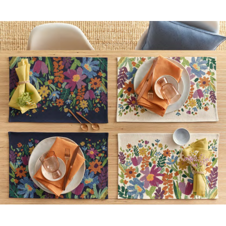 Gobelin Billedvævet stof dækkeserviet Frisco med Blomster motiv i navy blå og råhvid farver fra MyTrendyHome.dk