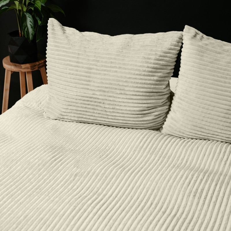 Sengetøj Rib Teddy Creme med fløjs struktur af imiteret pels fra MyTrendyHome.dk