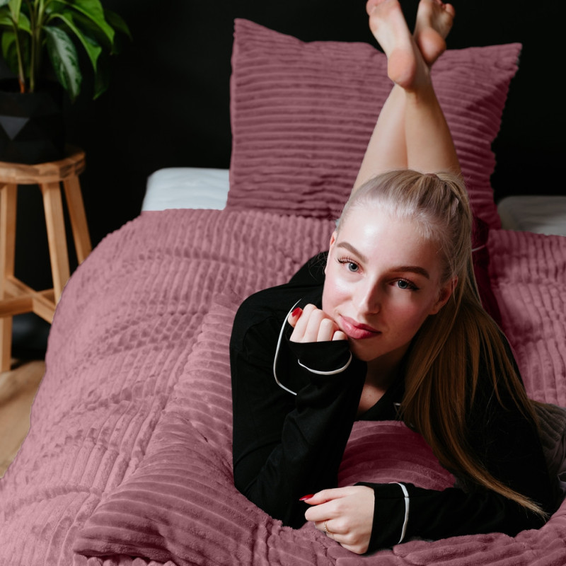 Sengetøj Rib Teddy Støvet Rosa med fløjs struktur af imiteret pels fra MyTrendyHome.dk