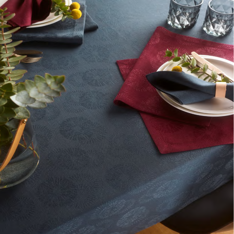 Festlig Jacquard Dug Aurora med en blank effekt fra MyTrendyHome