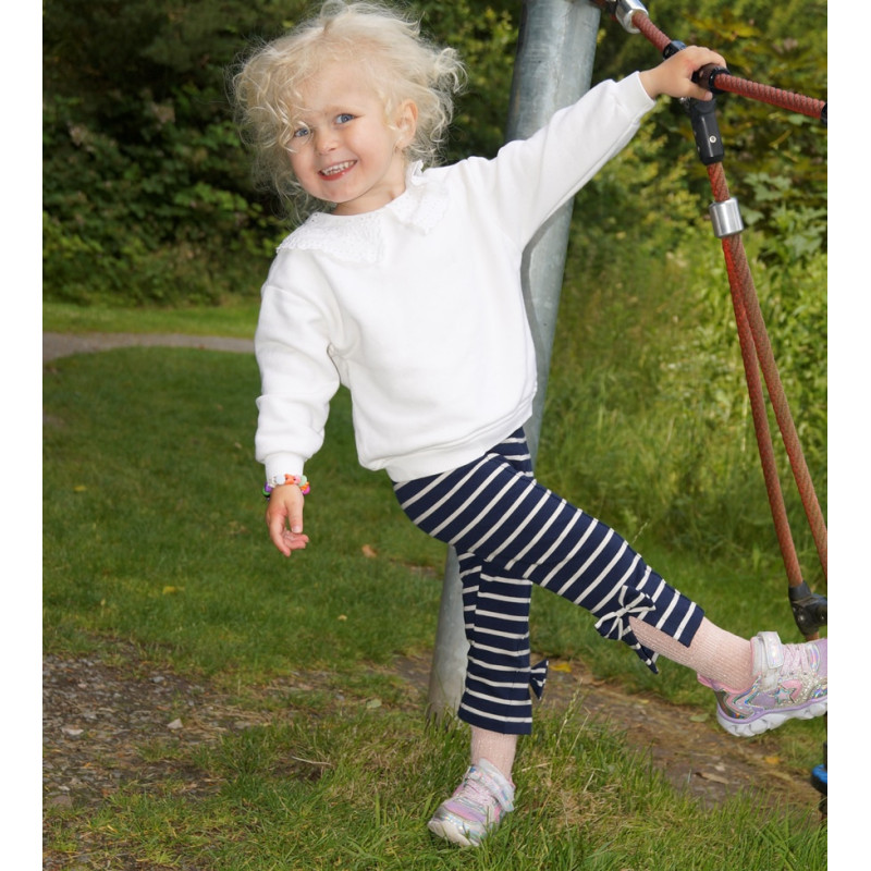 3/4 lange leggings med åbning nederst på benene dekoreret med sløjfer.