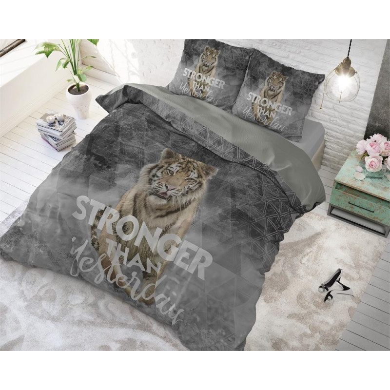 Sengesæt Stronger Grey med tiger på i ren bomuld fra MyTrendyHome.dk
