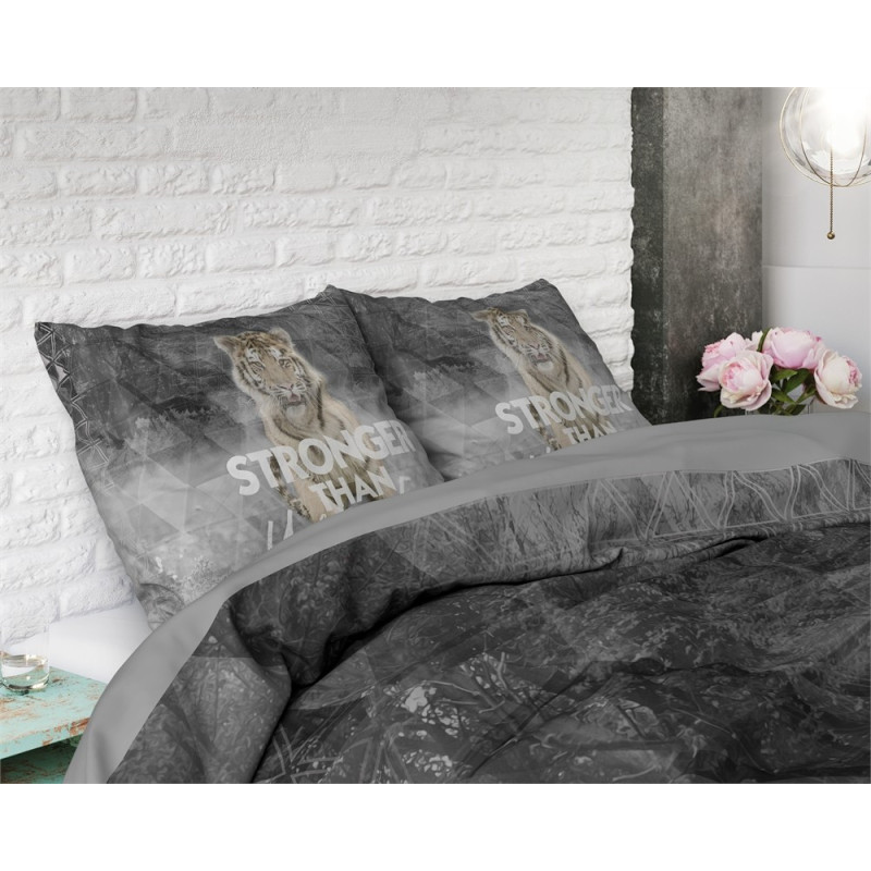 Sengesæt Stronger Grey med tiger på i ren bomuld fra MyTrendyHome.dk