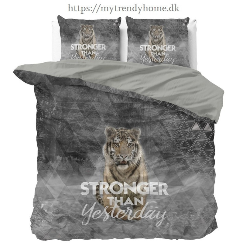 Sengesæt Stronger Grey med tiger på i ren bomuld fra MyTrendyHome.dk