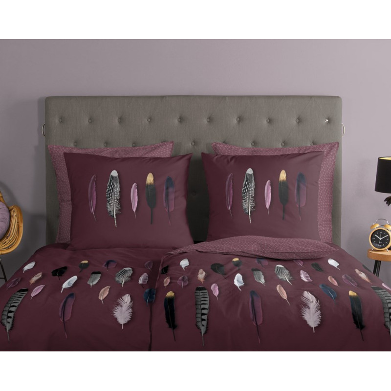 Bomuld Sengesæt Feathers bordeaux med fjer fra MytrendyHome.dk