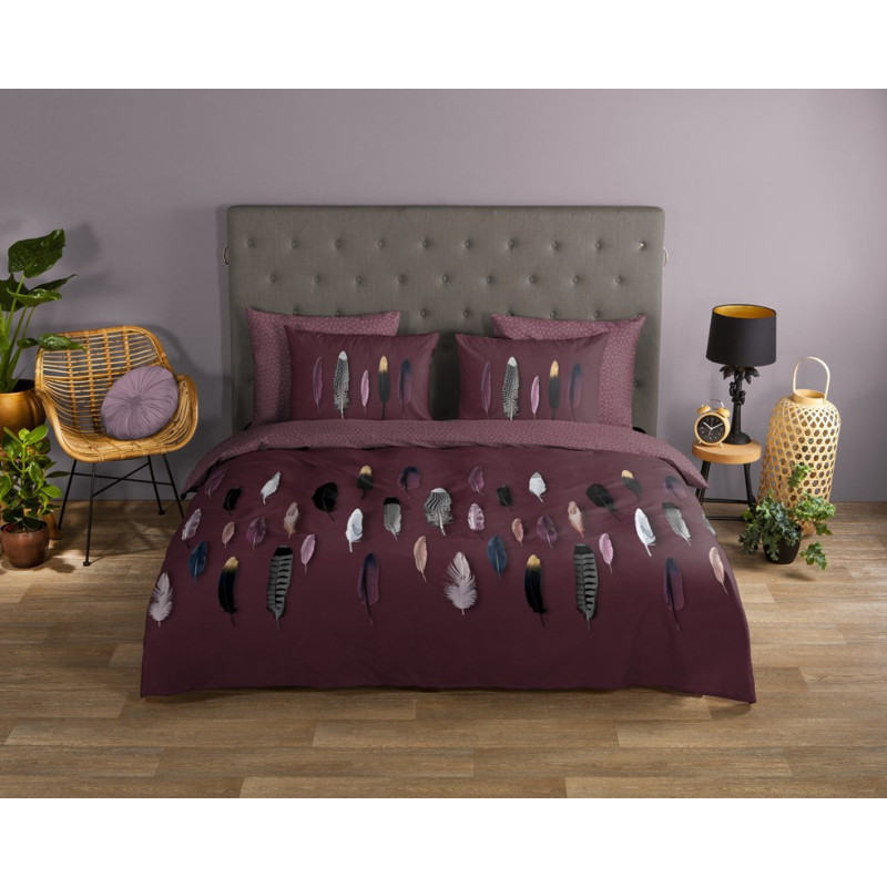 Bomuld Sengesæt Feathers bordeaux med fjer fra MytrendyHome.dk
