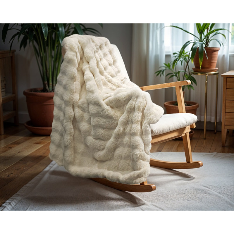 Elegant ensfarvet fleece-tæppe med imiteret kaninpelspompon foran og mikrominkfløjl bagpå, lavet af 100% polyester.