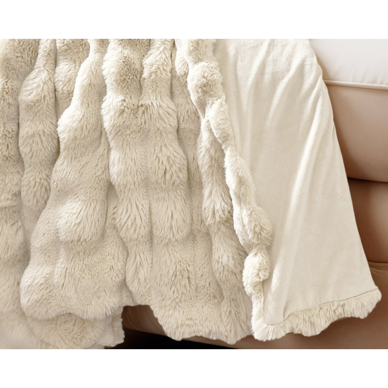 Elegant ensfarvet fleece-tæppe med imiteret kaninpelspompon foran og mikrominkfløjl bagpå, lavet af 100% polyester.