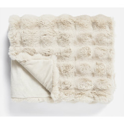 Elegant ensfarvet fleece-tæppe med imiteret kaninpelspompon foran og mikrominkfløjl bagpå, lavet af 100% polyester.