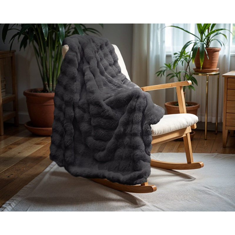 Elegant ensfarvet fleece-tæppe med imiteret kaninpelspompon foran og mikrominkfløjl bagpå, lavet af 100% polyester.