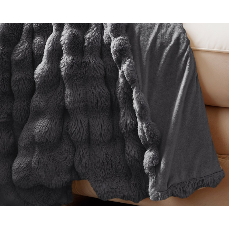 Elegant ensfarvet fleece-tæppe med imiteret kaninpelspompon foran og mikrominkfløjl bagpå, lavet af 100% polyester.