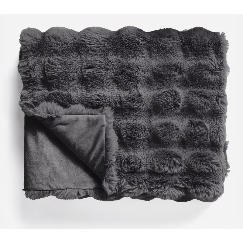 Elegant ensfarvet fleece-tæppe med imiteret kaninpelspompon foran og mikrominkfløjl bagpå, lavet af 100% polyester.