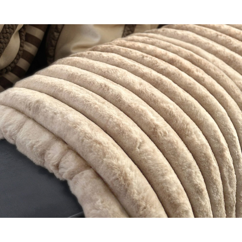 Elegant ensfarvet fleece-tæppe med imiteret rib kaninpels foran og mikrominkfløjl bagpå, lavet af 100% polyester.