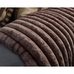 Elegant ensfarvet fleece-tæppe med imiteret rib kaninpels foran og mikrominkfløjl bagpå, lavet af 100% polyester.