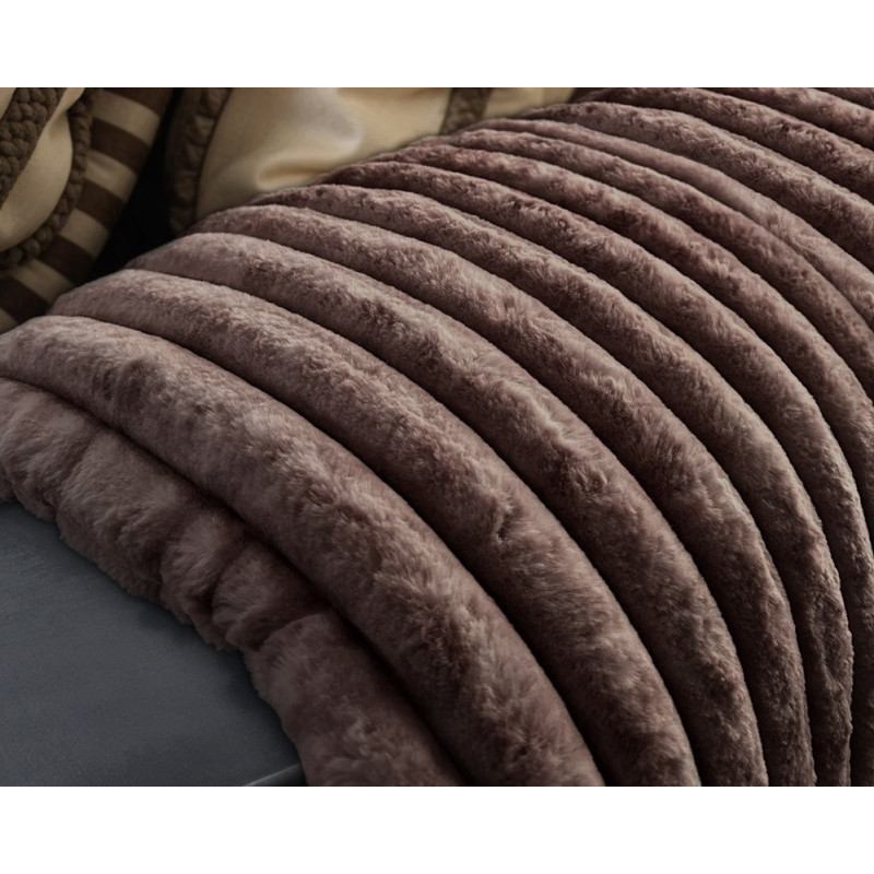 Elegant ensfarvet fleece-tæppe med imiteret rib kaninpels foran og mikrominkfløjl bagpå, lavet af 100% polyester.