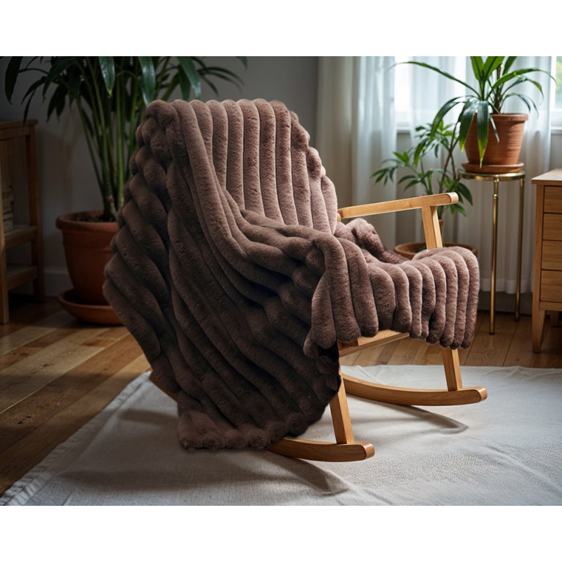 Elegant ensfarvet fleece-tæppe med imiteret rib kaninpels foran og mikrominkfløjl bagpå, lavet af 100% polyester.