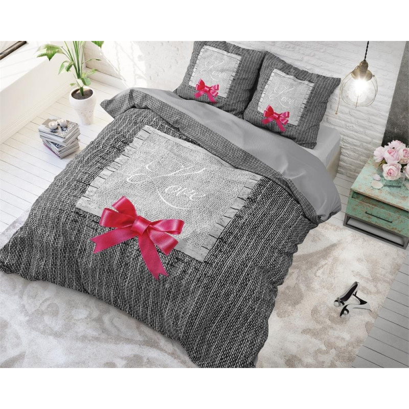 Sengesæt Strictly in Love Anthracite i 100% bomuld fra MyTrendyHome.dk