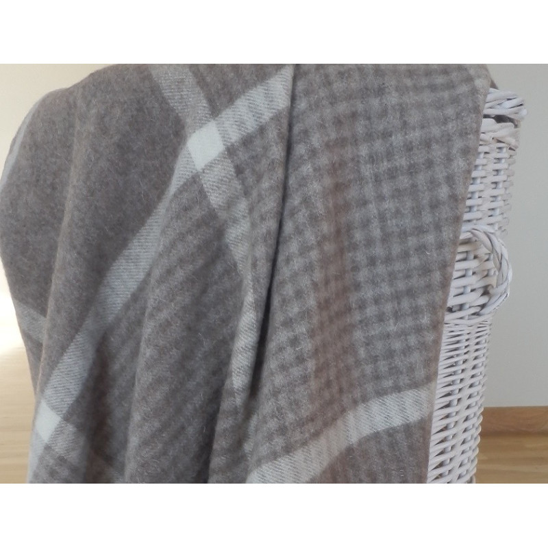 ENNA, en varm og blød plaid fremstillet i Europa fra MyTrendyHome.dk