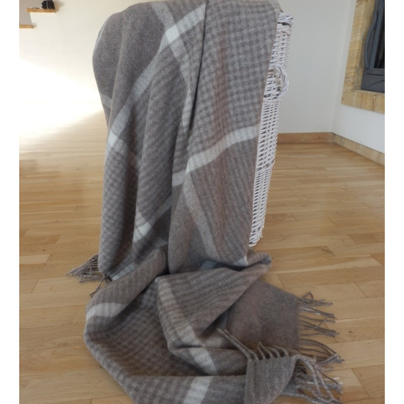ENNA, en varm og blød plaid fremstillet i Europa fra MyTrendyHome.dk